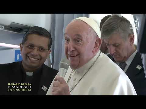 Papa Francesco in Ungheria, il saluto ai giornalisti sull'aereo