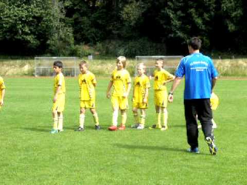Die Mauer -  Ralf Frenzel mit seine Jungs von Viktoria Harburg!  - By  Engin Özkan