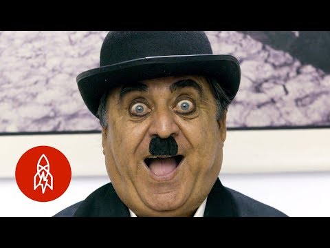 醫生用查理卓別林的電影治療病人。 (The Doctor Treating Patients With Charlie Chaplin Movies)