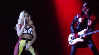 RIHANNA &amp; NUNO BETTENCOURT (live) - Diamonds Tour -