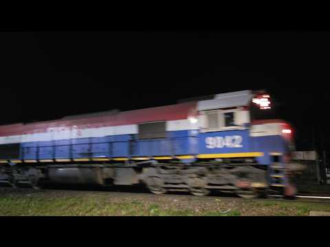 [8K] Variado y colorido tren cargado de NCA con la EMD GT-22CW 9042 pasando por Marcos Juárez!!!!!!