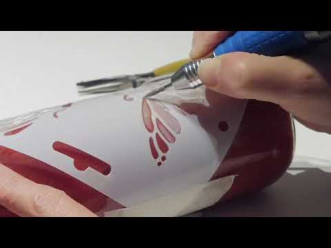 Incidere una bottiglia di vetro con frese diamantate e uno stencil. Creatività è lavorare il vetro