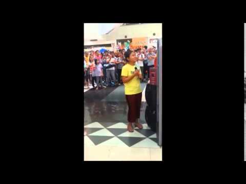 Amazing Filippine girls sings 'let it go' in Robinson mall in Manila