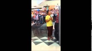Amazing Filippine girls sings 'let it go' in Robinson mall in Manila