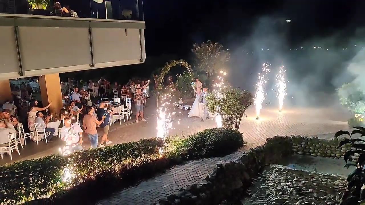 Είσοδος γάμου (Εις το Έπακρον Πάτρα) Σiντριβάνια στην είσοδο