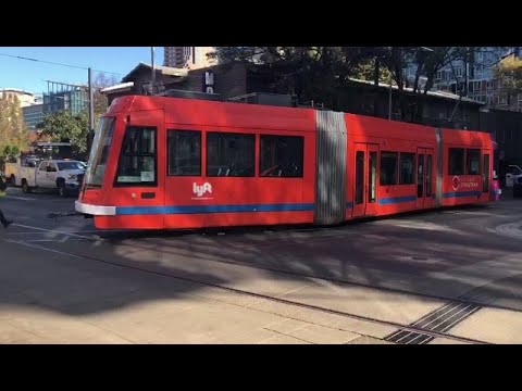Portland streetcar derails, interupts MAX services