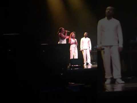 Marco Mengoni e i suoi coristi, What The World Needs Now Is Love