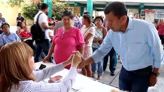 Adrian Hernandez Balboa acude a sufragar su voto en la casilla 332 en la escuela secundaria técnica