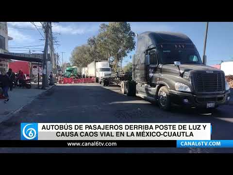 Video: Autobús de pasajeros derriba poste de luz y causa caos vial en la México Cuautla