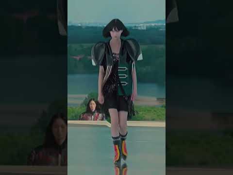 Sofia Steinberg for Louis Vuitton Resort 2022 #louisvuitton #catwalk #fashionshow #fashion