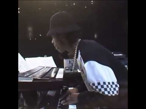 Wayne Shorter playing Soprano sax (epic saxophone solo)..