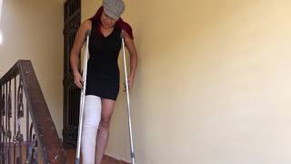 Como usar muletas para subir y bajar escaleras