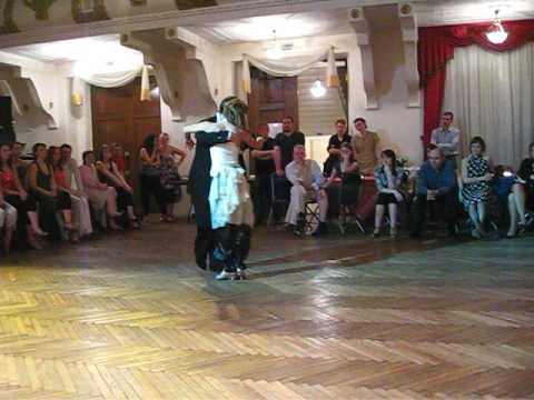  Horacio Godoy  and  Cecilia Garcia  are  dancing  to  the  milonga  "  El Espiante  "