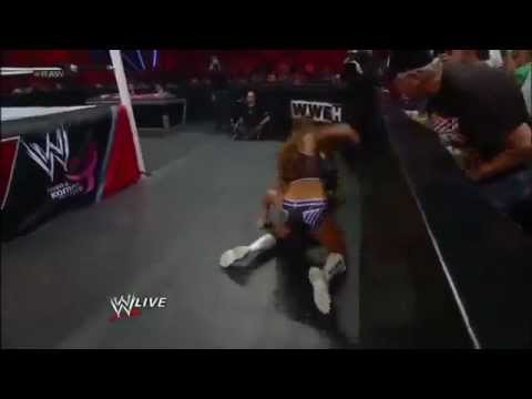 Divas Champion Eve Torres Vs. Beth Phoenix - WWE RAW 10/1/12