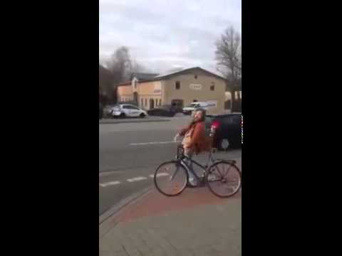 Verrückter Mann vom bus winkt autos