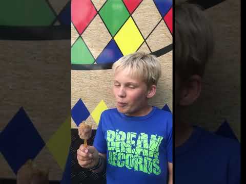 Desfrutando de um Kiwi Frito