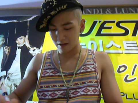 120804 - Nuest Fansign @ Mokdong (Close-ups while receiving signatures...)