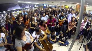 Fans playing for Sharon Corr at Livraria Saraiva!