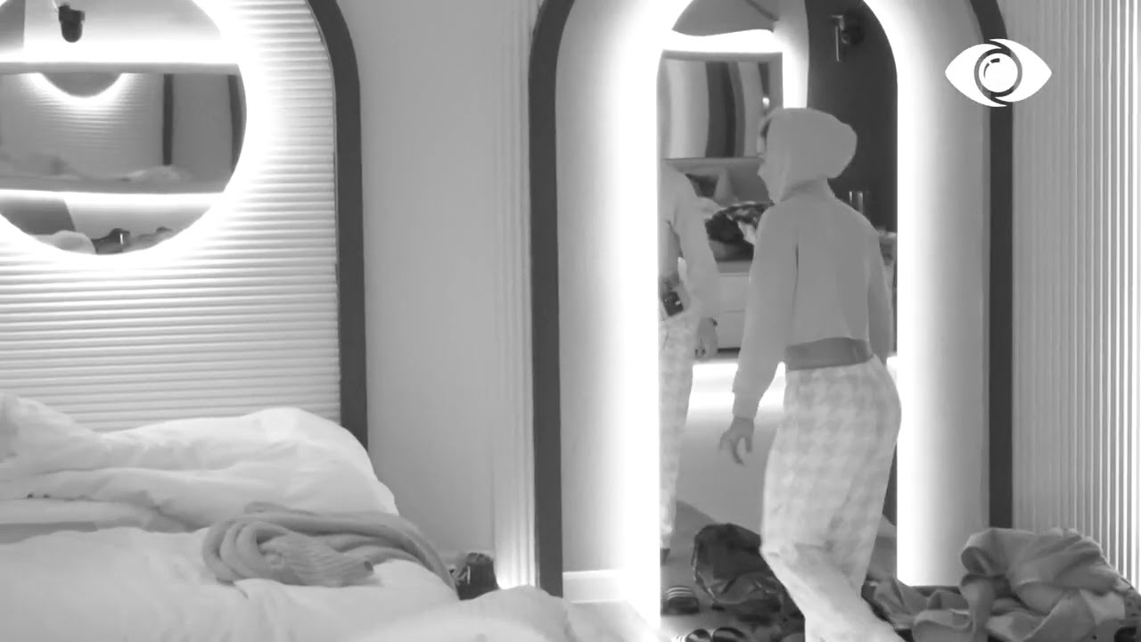 Kejvina futet në krevatin e Kristit ndërkohë që ai fle