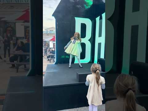 M3GAN dances for a young fan at HHN 33!! #spooky #halloween #m3gan #hhn #scary #universalstudios