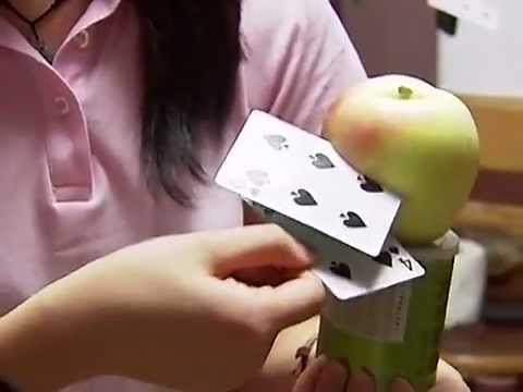 Ninja-Wurfmeister schneidet Gemüse mit Spielkarten