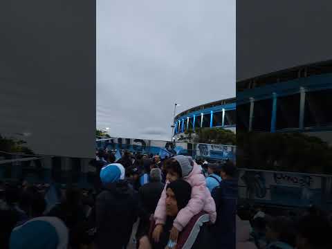 "La gente de #Racing se acerca al cilindro para el banderazo en apoyo al plantel " Barra: La Guardia Imperial &bull; Club: Racing Club