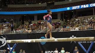 Gimnasta improvisa una pirueta para no perder el equilibrio y caer