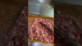 養正軒の餃子、肉汁を逃げないように、肉ブログから叩く