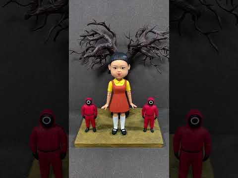 Soft Clay Bobbleheads Compete in 123 Wooden Man Against the Squid Game Doll