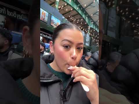 Trying the viral chocolate covered strawberries in the Borough Market in London!!