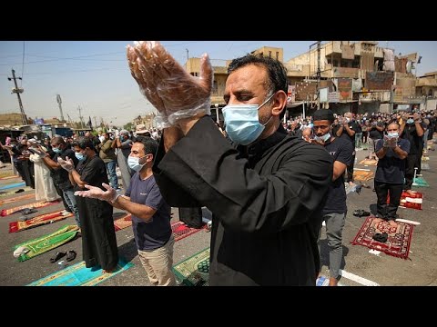 شاهد عراقيون يبكون ضحايا الوباء والاحتجاجات في المراسم الحسينية…