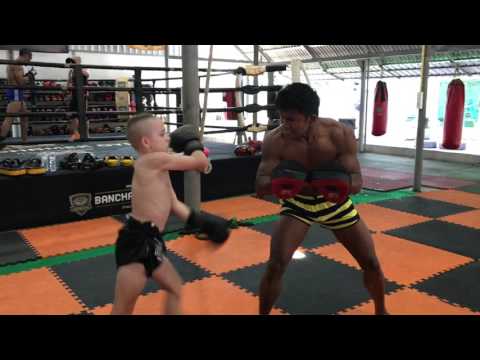 Buakaw traning Muay Thai for kids
