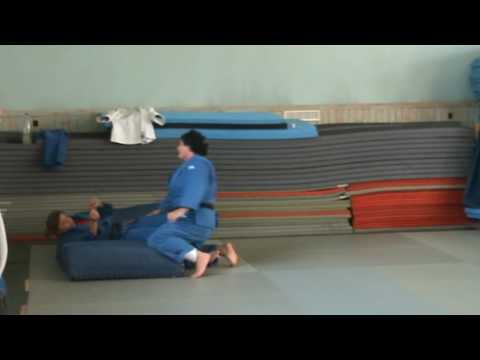 Дзюдо, Тея Донгузашвили отрабатывает приёмы дзюдо на страховочный мат, сборная России 2009 год.