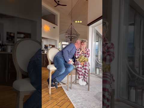 Daughter surprises parents with pregnancy announcement 🥹❤️