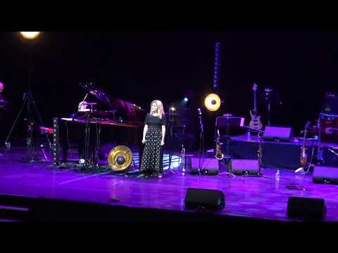 Julie Zenatti et son pianiste Alban  Shallow A Star Is Born 24.11.2019