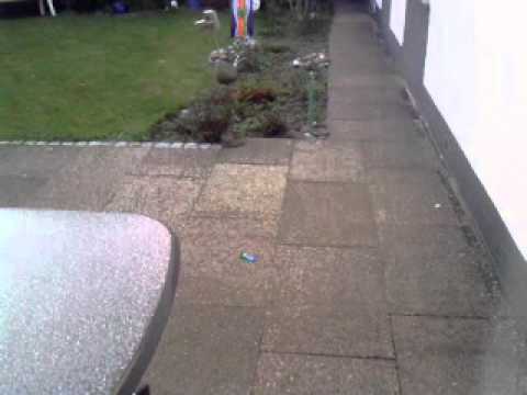 Feuerzeug explodiert mit kleinem Feuerball