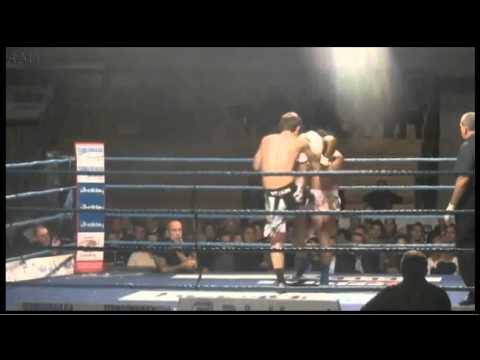 Lutador Noucateado Cai Fora do Ringue