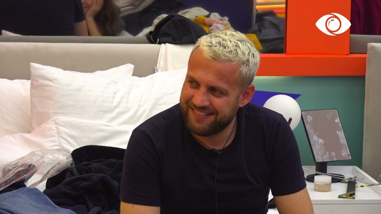 Luizi u rrëfen banorëve për fëmijërinë e tij