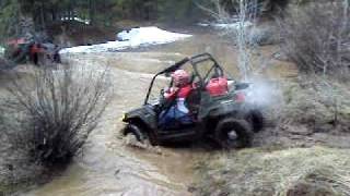 preview picture of video 'RZR mud-hole wallow'