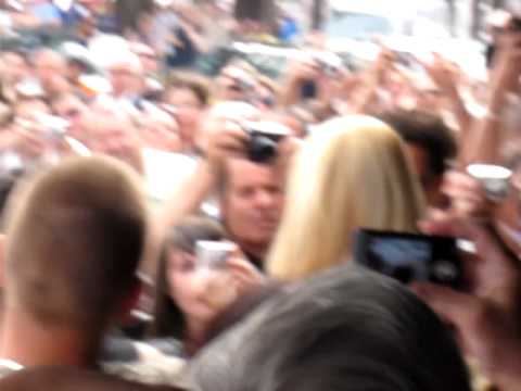 Claudia Schiffer sortant du magasin D&G à Cannes