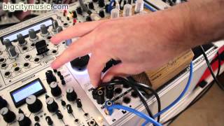 Video thumbnail for Koma SVF-201 & MWFX Tremolo CV demo by bigcitymusic