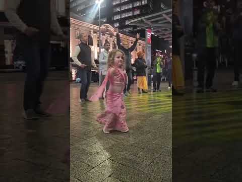 Cute Girl Dancing on Hari Bhajan ✨ | प्यारी बच्ची का सुंदर भजन डांस 🥹 | Viral Krishna Bhajan Dance