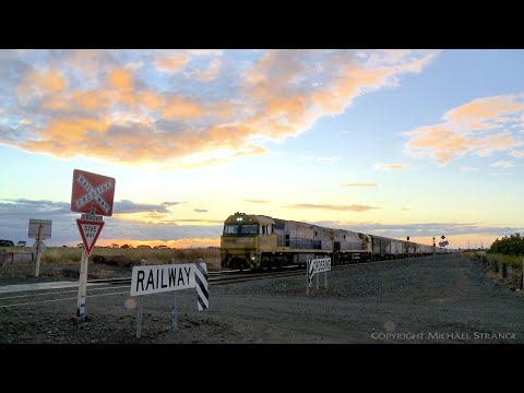 5PM5 Louvre Vans & Container Train At Sunset (6/12/2020) - PoathTV Australian Railways