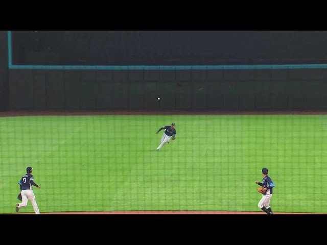 【1回裏】ライオンズ・西川愛也 センター前に落ちそうな打球をダイビングキャッチ!! 2023年3月14日 北海道日本ハムファイターズ 対 埼玉西武ライオンズ