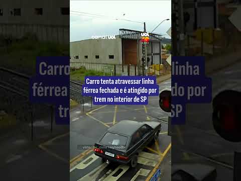 Carro tenta atravessar linha férrea fechada e é atingido por trem no interior de SP
