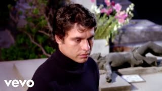 Juan Gabriel - Tres Claveles y Un Rosal (Película: En Esta Primavera, 1979)