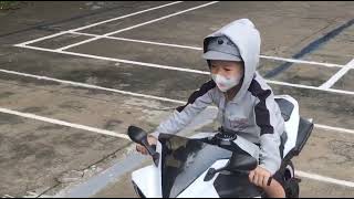 ||Lần đầu tiên Shin chạy xe điện||