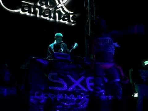 DJ Andrew Parsons w/ The GoGo Gadgettes in Laredo @ Cananas *6/6/09*