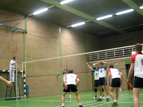 Een puntje van Tunne tijdens de wedstrijd VCV H1 - Ledub H1