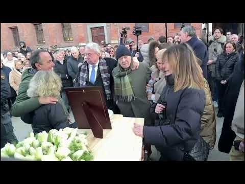 Achille Barosi's funeral: the family sings Achille Lauro in church. The heartbreaking video.